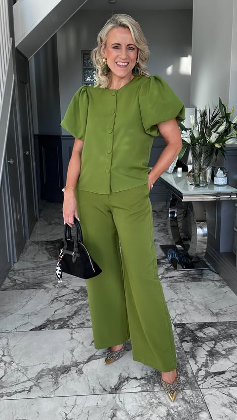 Instagram post by @michelle_upthelane for Carraig Donn. Caption reads: [...] Let me know in the comments below ⬇️....