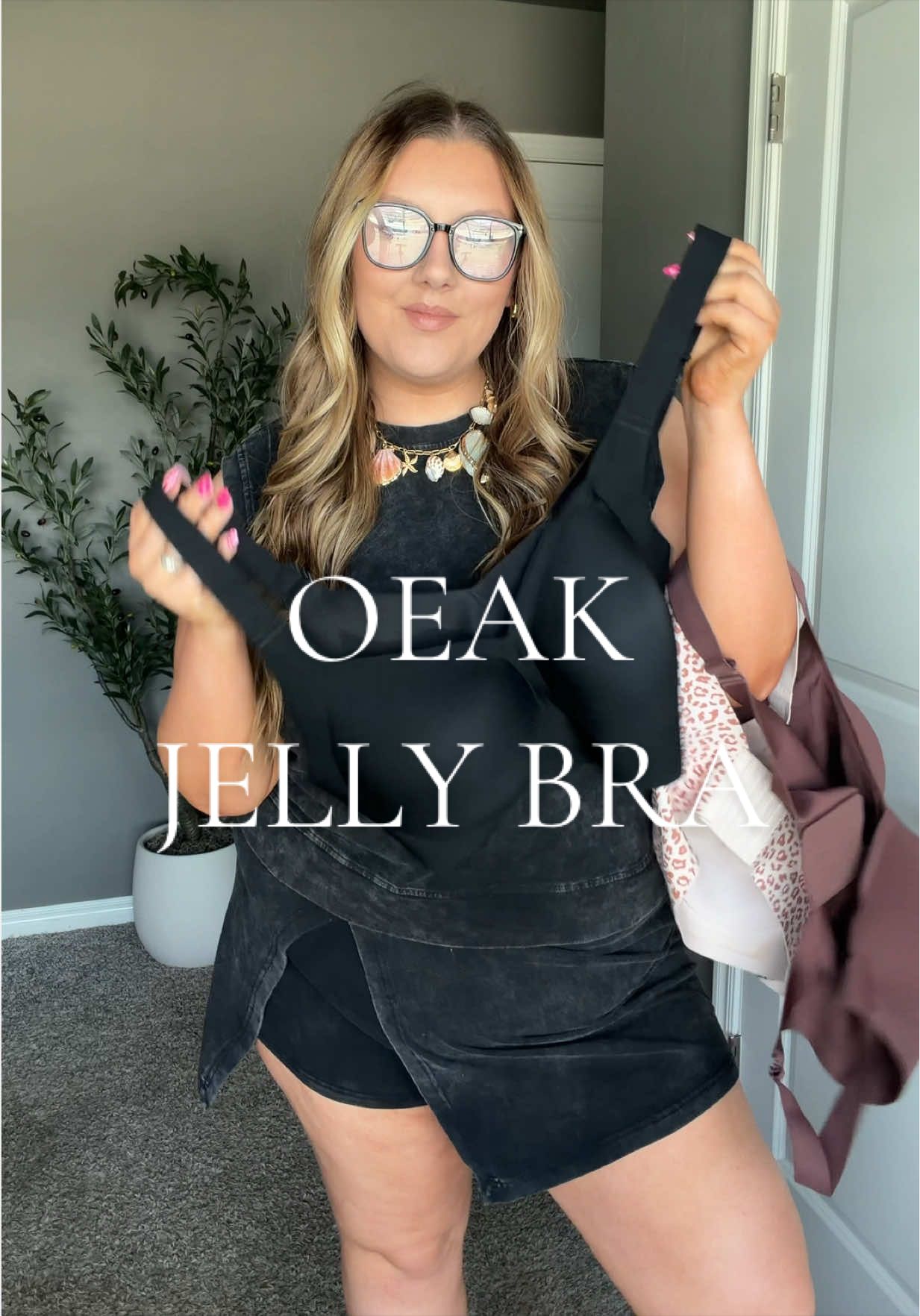 TikTok post by @joceyfash for OEAK-Bras. Caption reads: [...] a jelly bra that hides my back rolls!....
