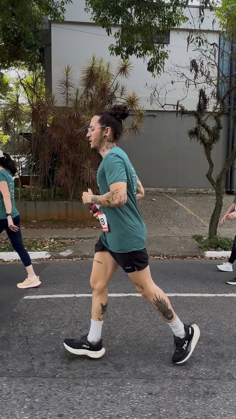 Instagram post by @marcosadriano for Santander. Caption reads: Hoje foi minha 1ª corrida! 🏃🏼
@santanderbrasil |....
