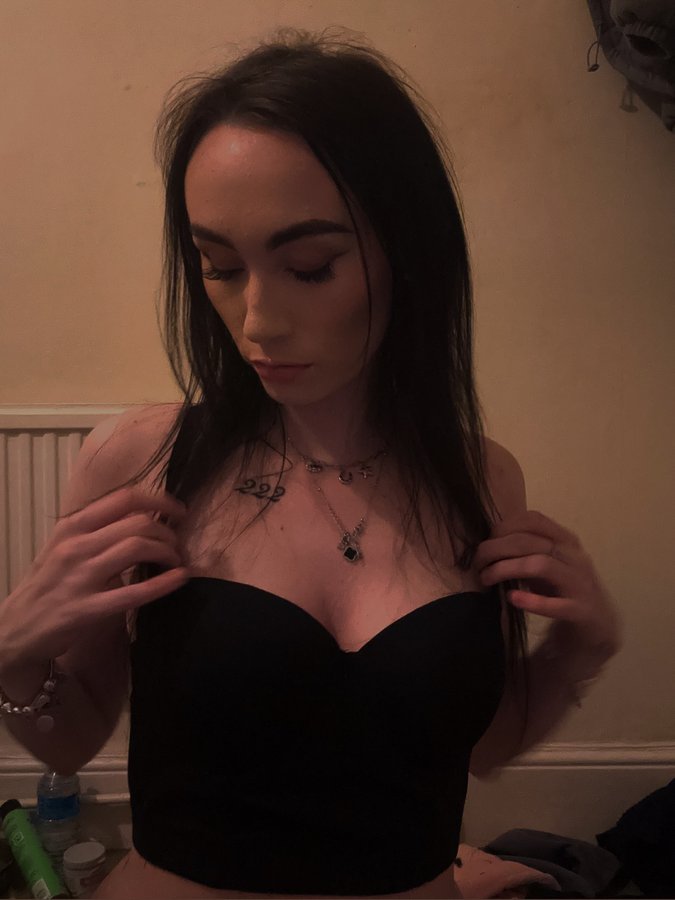 Instagram post by @x.sophiecarterx for MagicBra. Caption reads: @magicbrastore 🖤

Use my code SOPHC20 to receive....