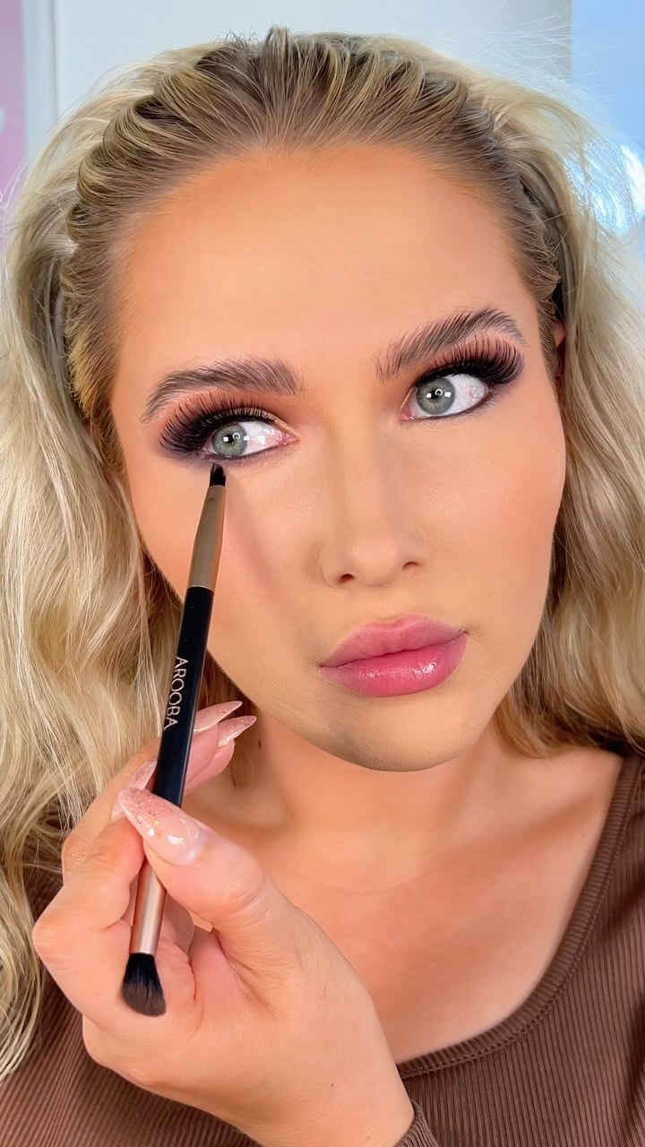 Instagram post by @shivonmakeupbiz for Arooba Beauty. Caption reads: [...] the majestic queen palette from....