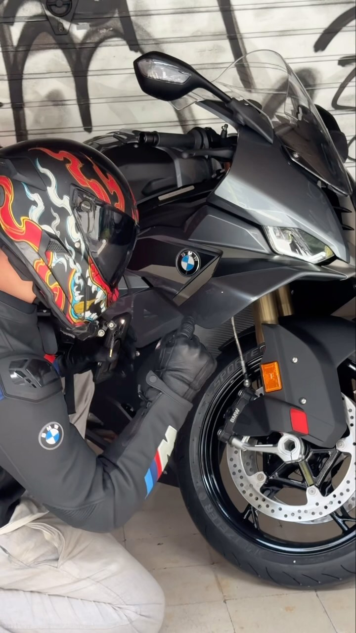 Instagram post by @zodzthebiker for BMW Motorrad. Caption reads: ¿Cuántos caballos tiene tu moto? 🧐🤭

Yo lo tengo....