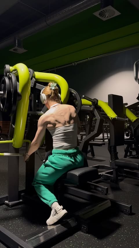 Instagram post by @lisa.grsse for AYBL. Caption reads: Built in silence. 💚 fit: @aybl code LISA10 🎧 *ad....
