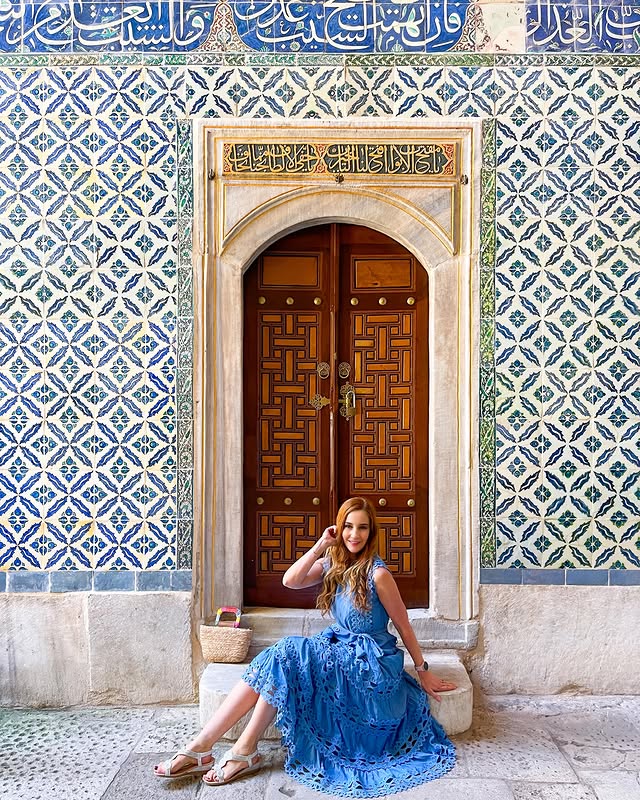 Instagram post by @nuriatravels for Izabel London. Caption reads: 𝙏𝙤𝙥𝙠𝙖𝙥𝙞 𝙋𝙖𝙡𝙖𝙘𝙚 𝙞𝙣 𝙄𝙨𝙩𝙖𝙣𝙗𝙪𝙡....