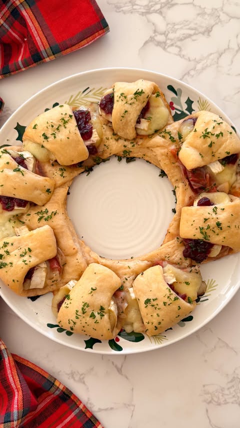 Instagram post by @spread.the.grub for Kingsford. Caption reads: Crescent Roll Wreath 🎄

This Crescent Roll....