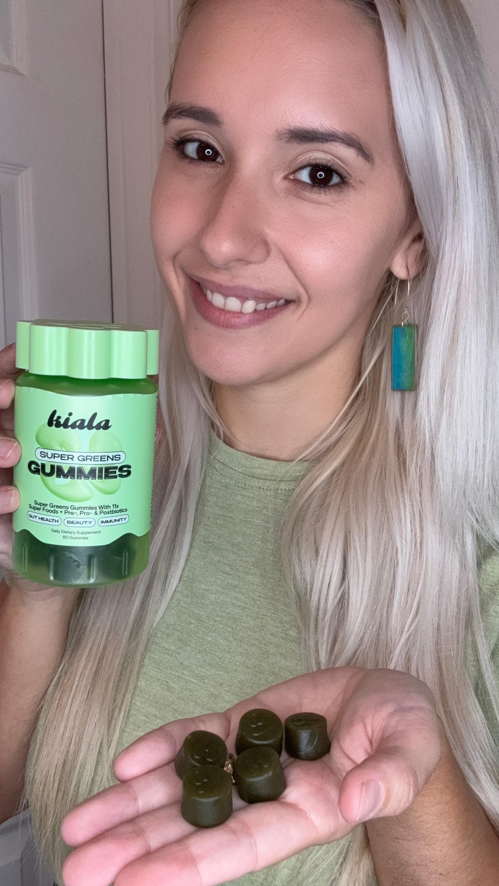 Instagram post by @carolinamunhoz for KIALA NUTRITION. Caption reads: Starting the week with my @kialanutrition gummies!....