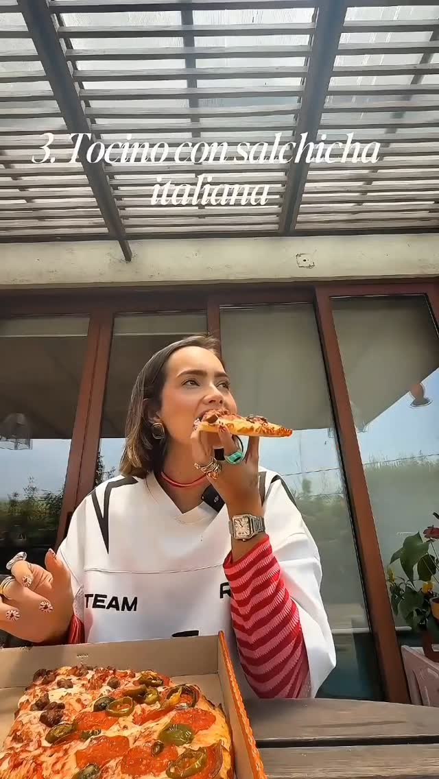 Instagram post by @renataharoptt for Little Caesars. Caption reads: Deli deli está la nueva pizza Fantastic Cuatro-N-1....