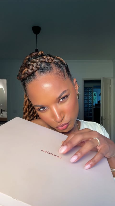 Instagram post by @pequena_soraia for Pandora. Caption reads: [...] jóias favoritas. 🤭 Fui à Pandora escolher....