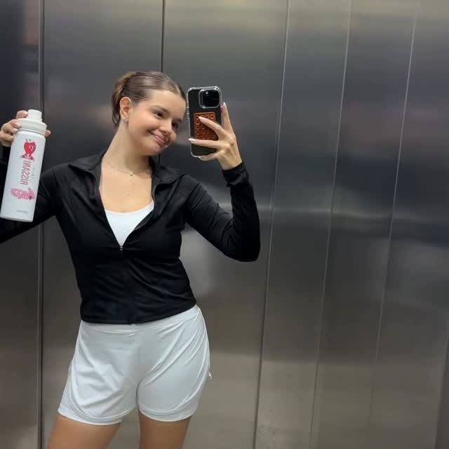 Instagram post by @sabrinarissani for Gocase. Caption reads: Meninas, qual o tamanho perfeito pra vocês??....