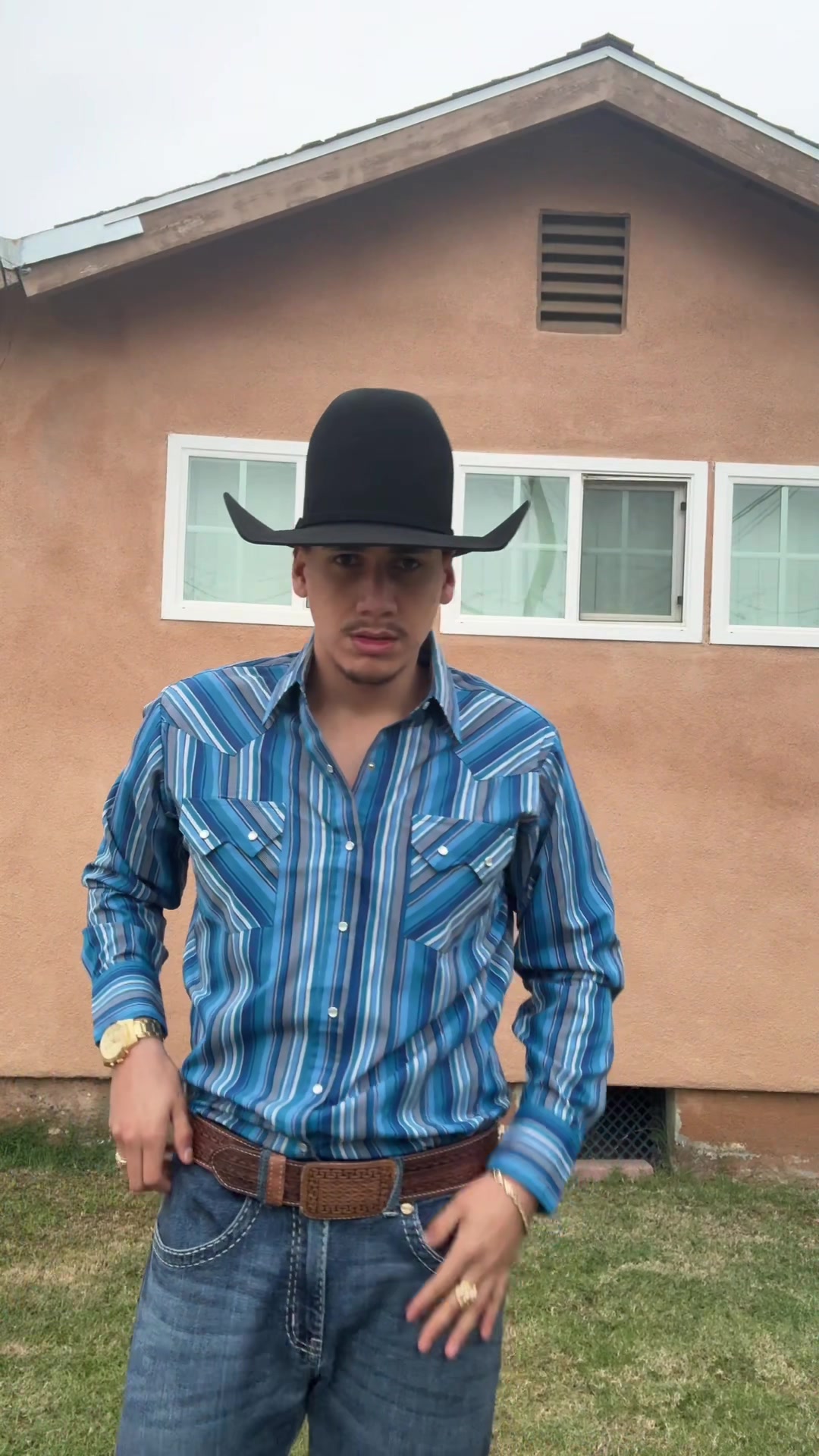 TikTok post by @faviancito.0 for Ely Cattleman. Caption reads: Pearl snap 🔥 @Ely Cattleman #fyp #ootd #vaquero....