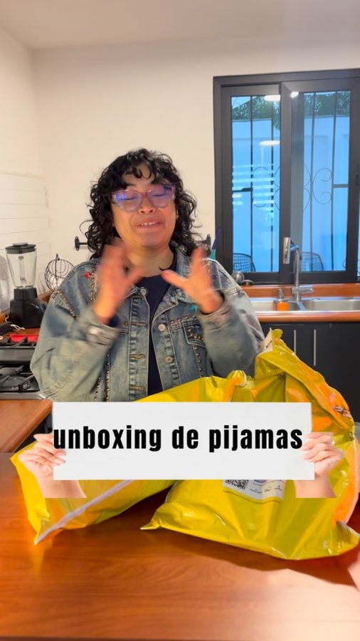 Instagram post by @mama_real_yun for Mercado Libre. Caption reads: 🔍Pega este código en el buscador de Mercado....