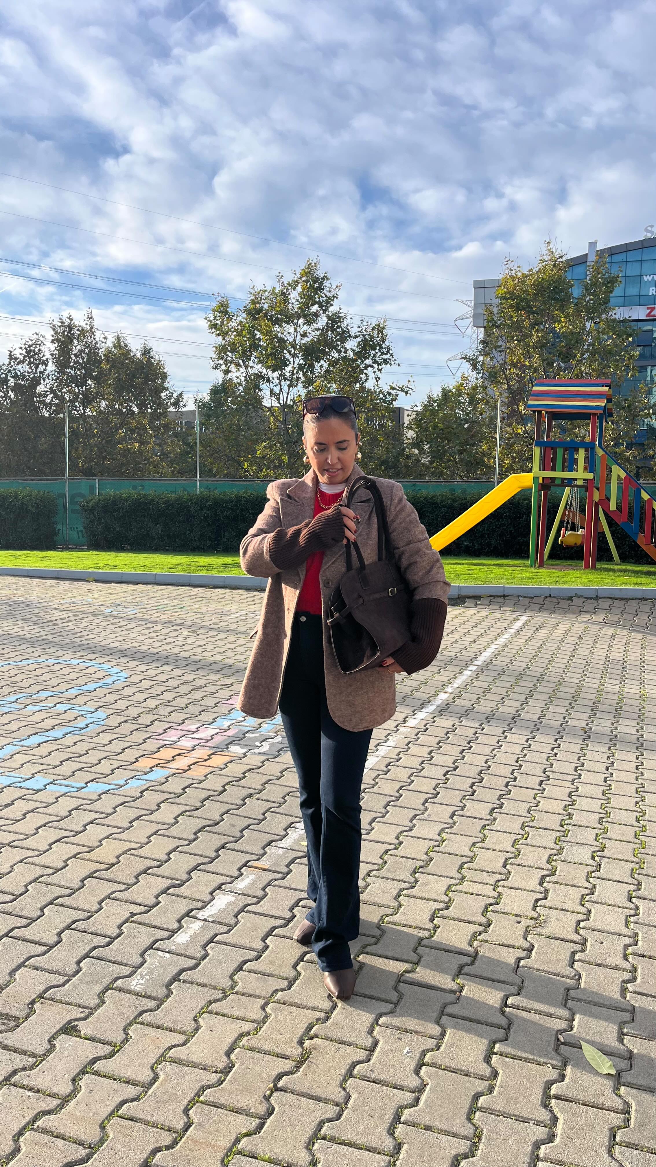 Instagram post by @modatarih for hepsiburada. Caption reads: [...] #kombin 

Blazer @dilvincomtr 
Kazak....