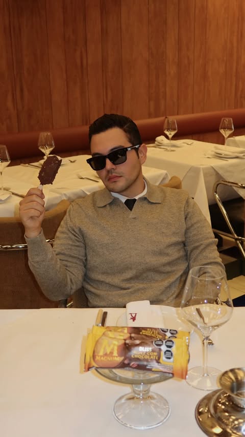 Instagram post by @chavakike for Magnum Ice Cream. Caption reads: Algunos accesorios completan tu look. Magnum Bliss....