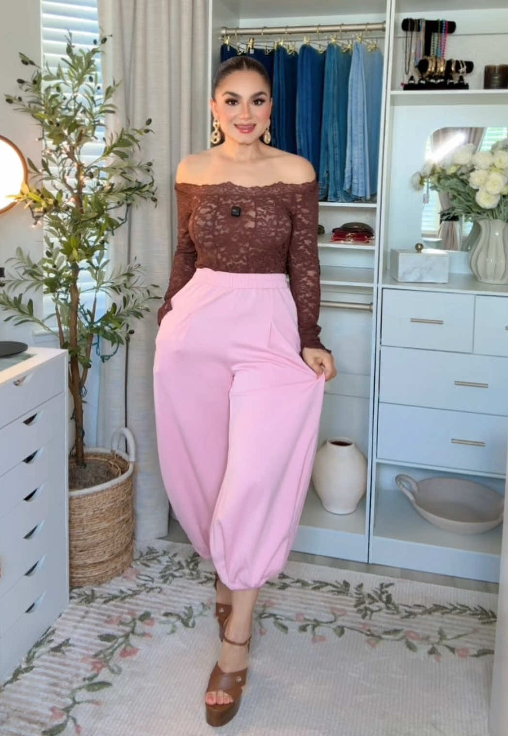 TikTok post by @aburgos02 for uoozee. Caption reads: [...] #widelegpants #womenpants @UOOZEE USA.