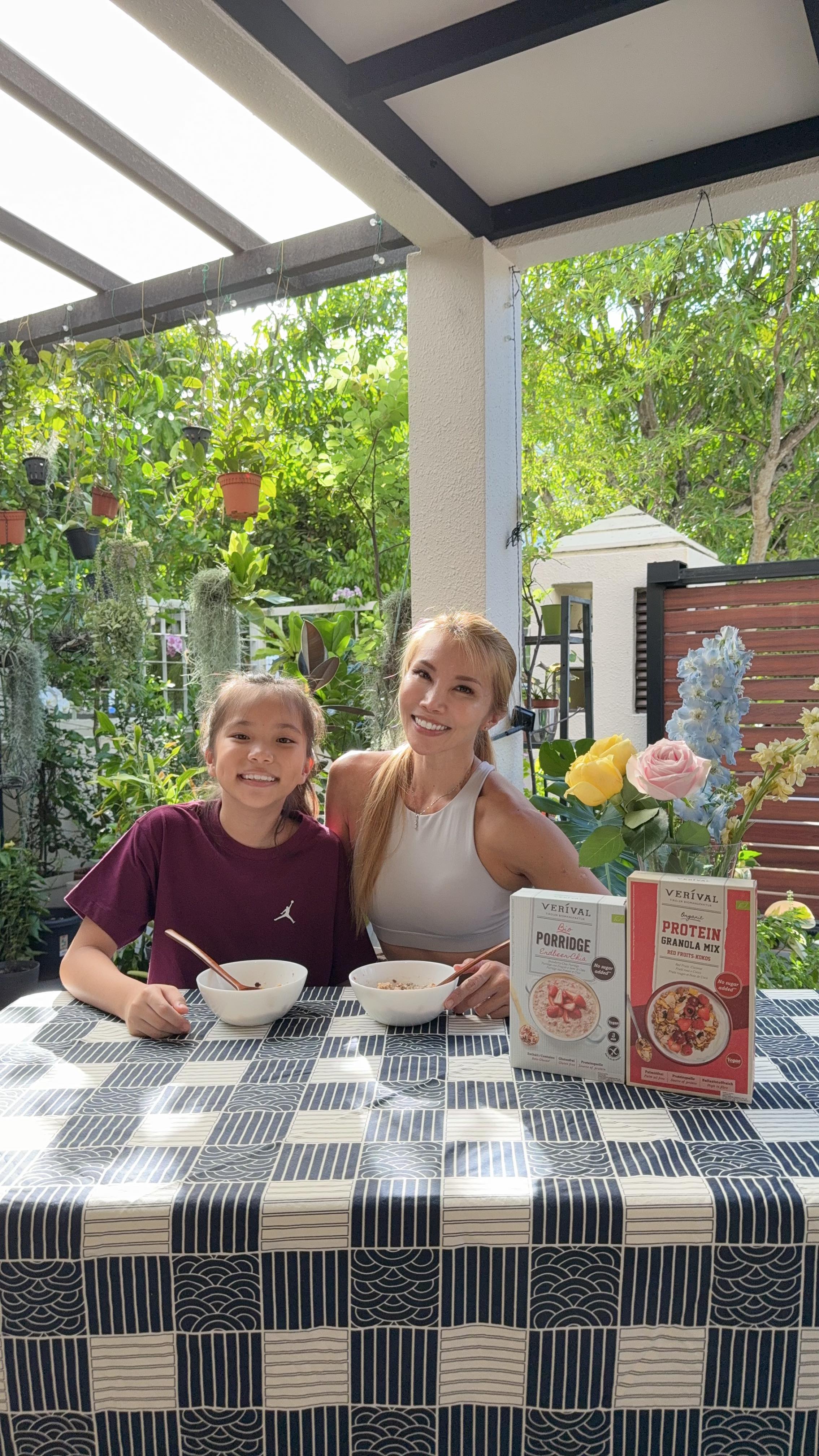 Instagram post by @thatmomoffour for Cold Storage Singapore. Caption reads: 💥 GIVEAWAY ALERT with @organic7dayssg! 💥
There’s....