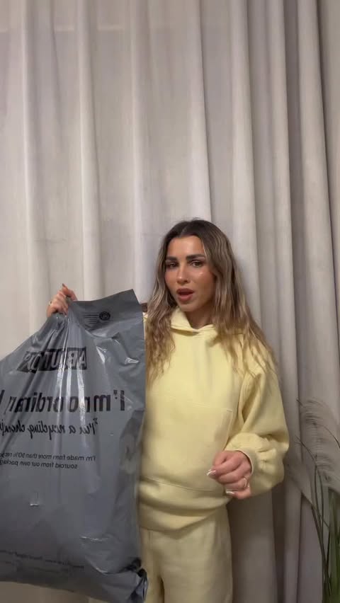 Instagram post by @kovalenko_valeria for ABOUT YOU. Caption reads: H @aboutyou_gr διαθέτει πάνω από 1.500 brands στο....