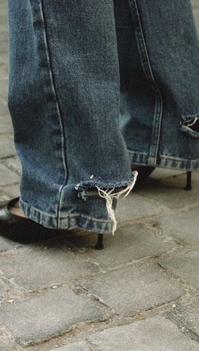 Instagram post by @audreygiven for Motel Rocks. Caption reads: [...] look this good

top & jeans from @motelrocks....