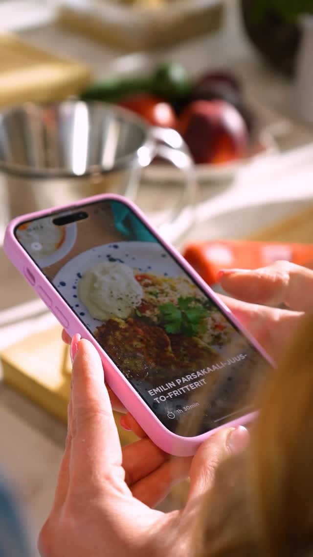 Instagram post by @emilikumpuniemi for Valio. Caption reads: Mainos @valiofi Keittiön 🥄 Nää pölyttää....