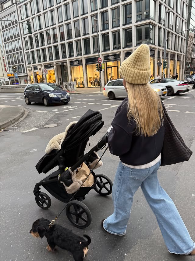 Instagram post by @lorrainemariae for Hernameis. Caption reads: [...] Details:
Jacke @nextofficial 
Mütze....