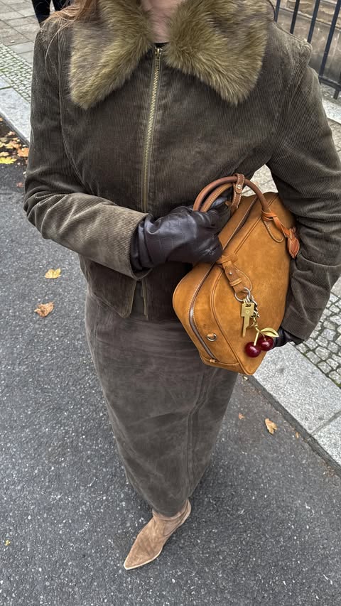 Instagram post by @fernanda_reads for Rhode Skin. Caption reads: What’s in my rhode bag💅🏻 @rhode 

*pr

#rhode....