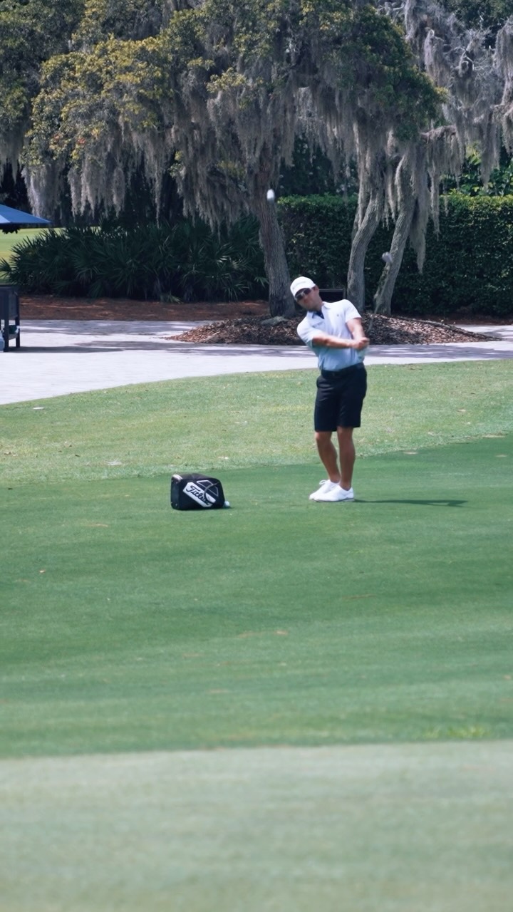 Instagram post by @willypumarol for Michelob ULTRA. Caption reads: Summer’s target 🎯🍺 @michelobultradom !!.