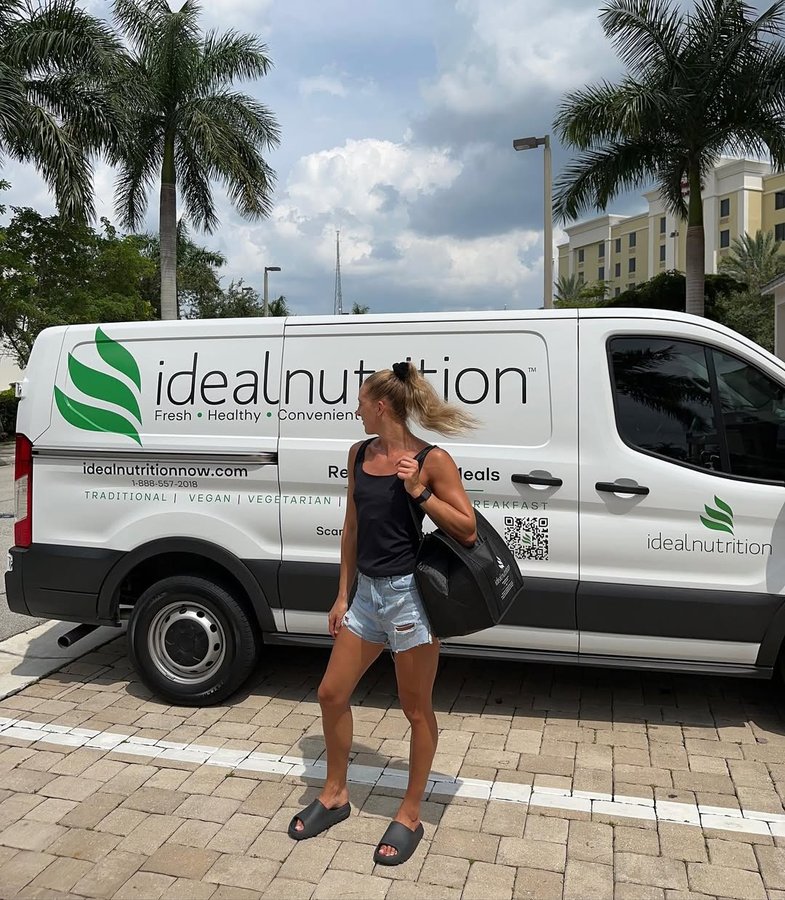 Instagram post by @dakotaditcheva for Ideal Nutrition. Caption reads: Beautiful fresh meals delivered to my door, ready....