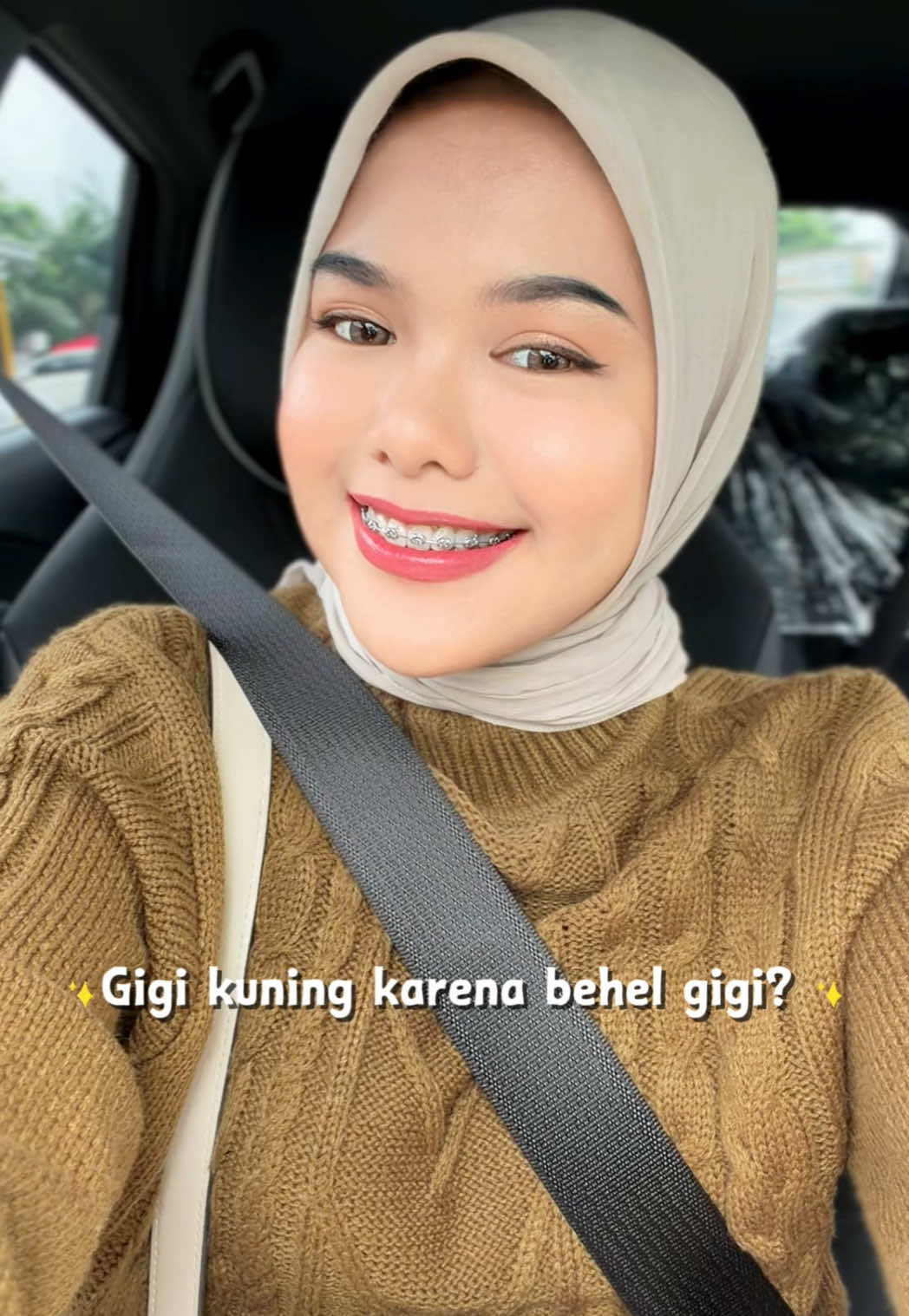 TikTok post by @adelia_kcn for Metoo Beauty. Caption reads: Solusi buat yg giginya kuneng 🤫 @Metoo Beauty....
