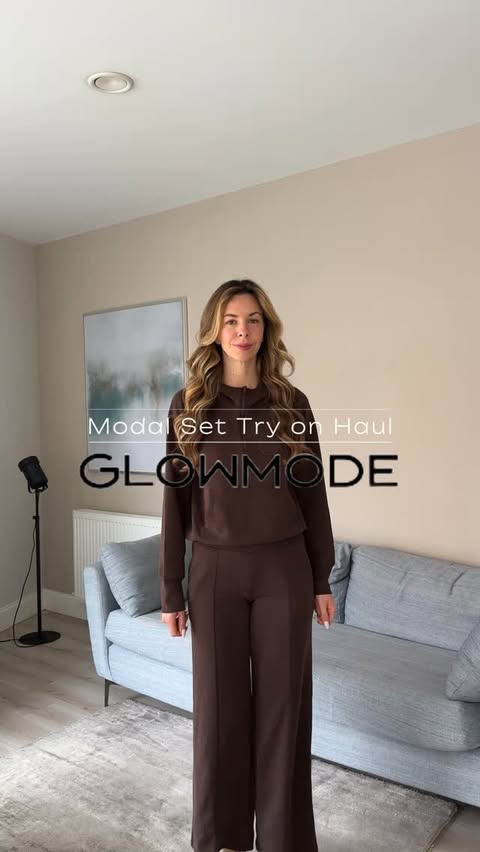 Instagram post by @carolinapiazentin_ for Glowmode. Caption reads: [...] running errands or even aerolook 🤎....