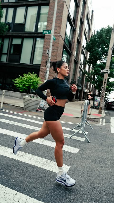 Instagram post by @fitwithyazzy for Oner Active. Caption reads: [...] split. 5 day fits🧚 all sponsored by....