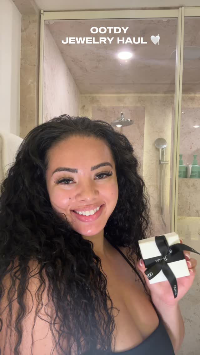 Instagram post by @_mulaan for OOTDY. Caption reads: [...] a little something off your next look.....