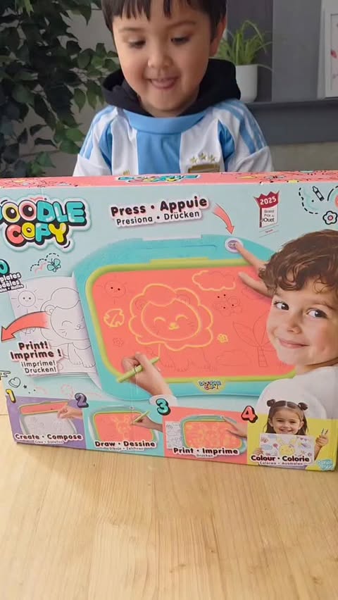 Instagram post by @tomi_nico24 for Canal Toys. Caption reads: [...] and fun activity with Doodle copy from....