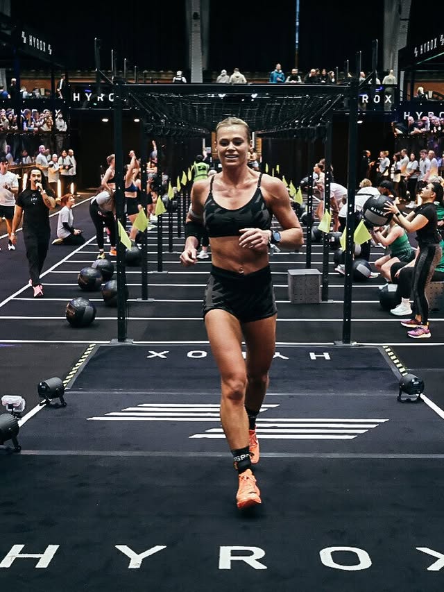 Instagram post by @sarahholden_fit for Esn. Caption reads: [...] see in the video Always hydrating with....