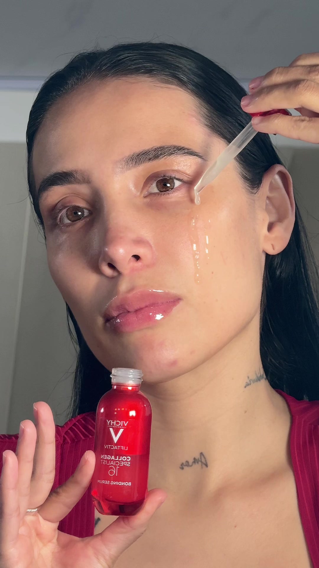 TikTok post by @luisafernandaw for Vichy Laboratoires. Caption reads: ¿Cómo mantengo mi piel firme, luminosa e hidratada....