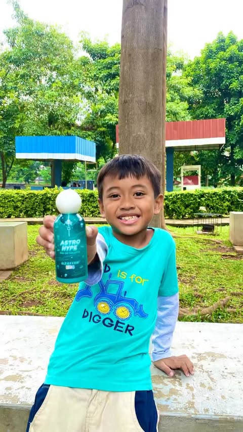 Instagram post by @maulidiafauziah for AZARINE KIDS. Caption reads: [...] anak? Ga masalah, karena pakai Parfum....