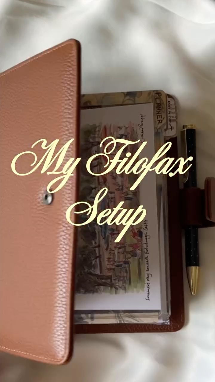Instagram post by @_leila_2000 for Filofax. Caption reads: [...] this is my September setup with my Filofax.....