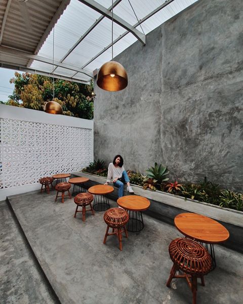 Instagram post by @laurabas for Samsung Indonesia. Caption reads: Kali ini aku nyobain fitur Ultra Wide Angle-nya....