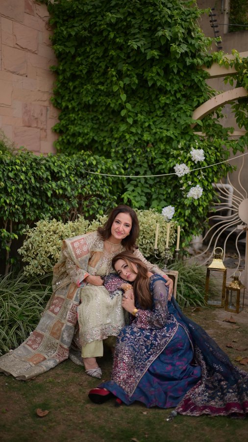 Instagram post by @rumsha.m for Iznik Fashion. Caption reads: Meri Maa 🌍💫
Couldn’t be more blessed to have you....