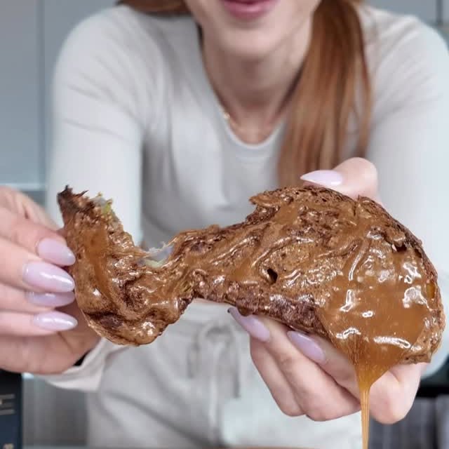 Instagram post by @thedailykelsey for Manukora. Caption reads: [...] and topped it with nut butter,....