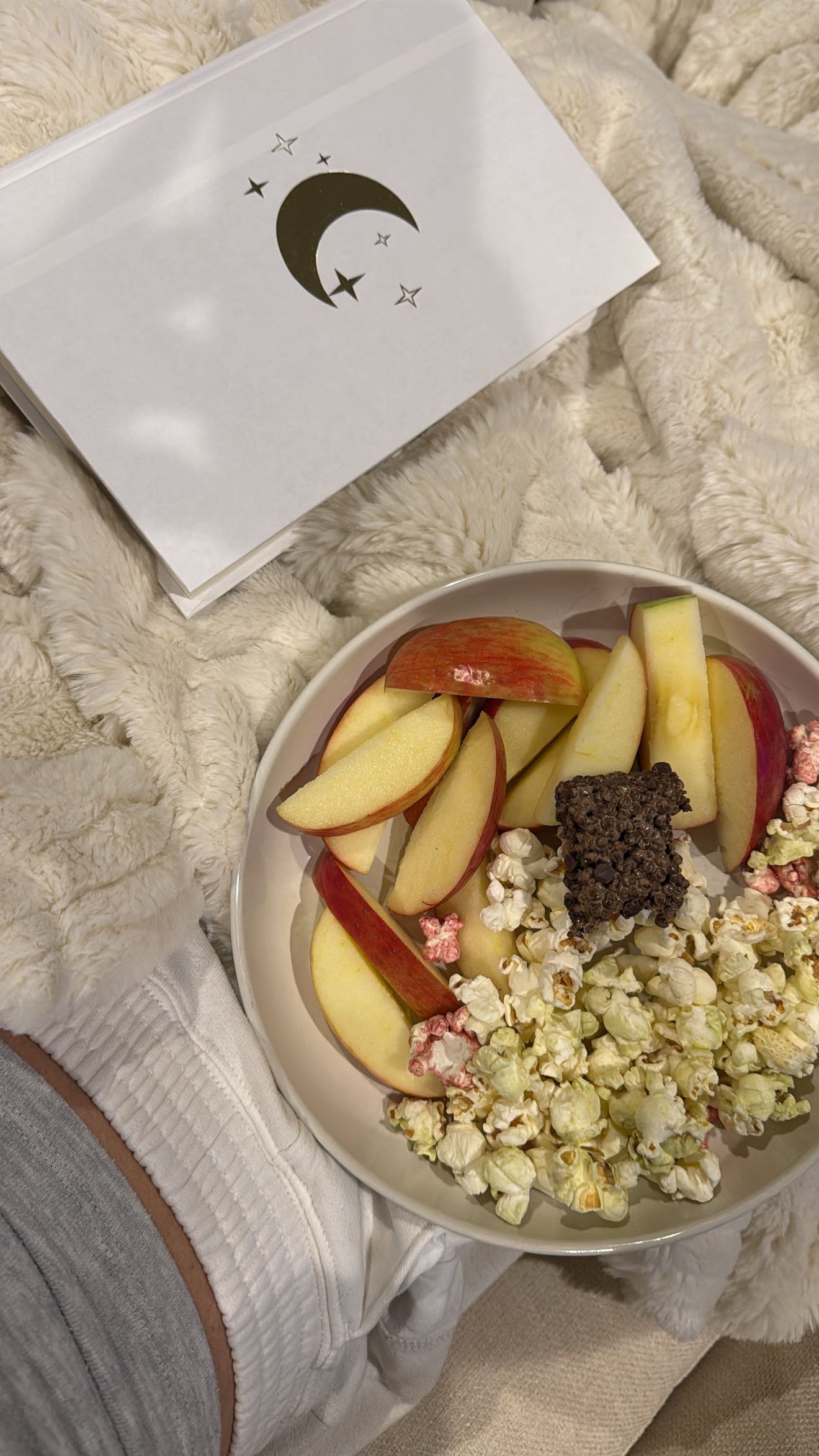 Instagram post by @kaylahberman for Eternal Water. Caption reads: What I Eat In A Day while staying hydrated with....