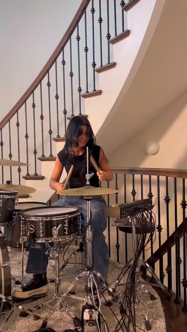 Instagram post by @izzy.lamberti for Splice. Caption reads: [...] stops

Grabbed some cool loops from @splice....