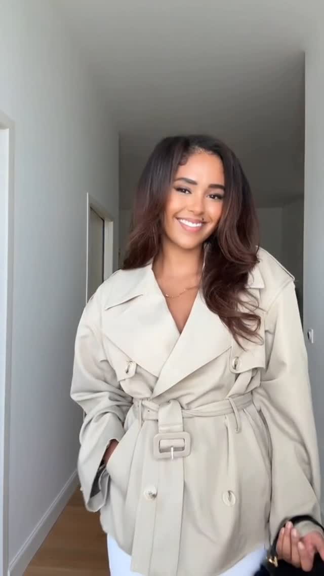 Instagram post by @timeless.mila for Meshki. Caption reads: TRENCH COAT 😍 il vient de chez @meshki vous avez....