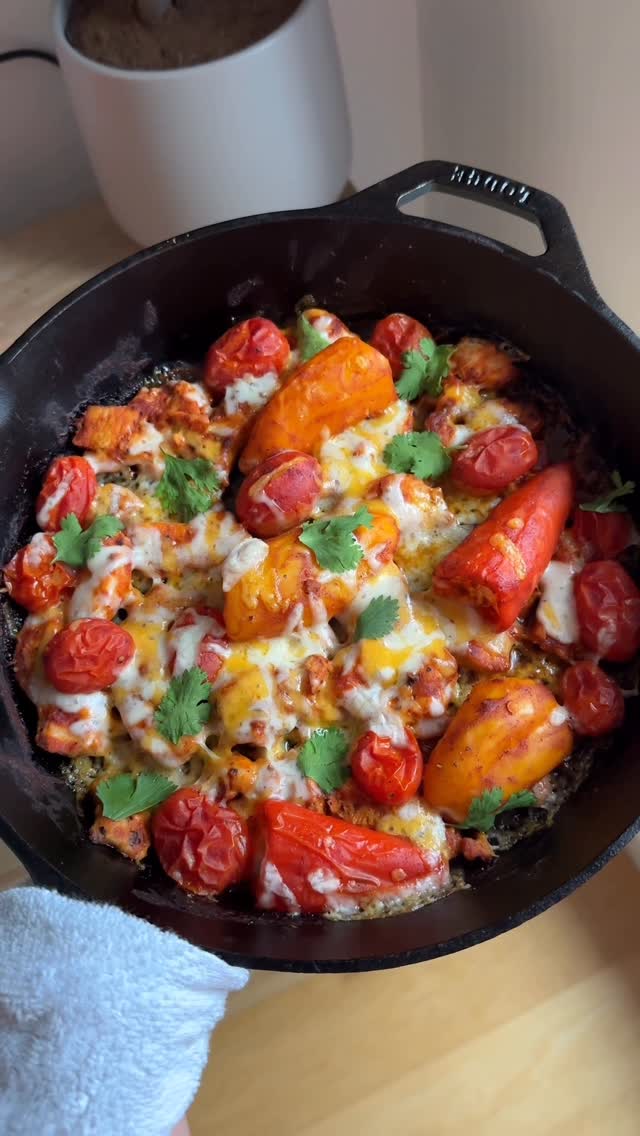 Instagram post by an influencer for Blue Apron. Caption reads: 1 pan @blueapron meals are what dreams are [...].