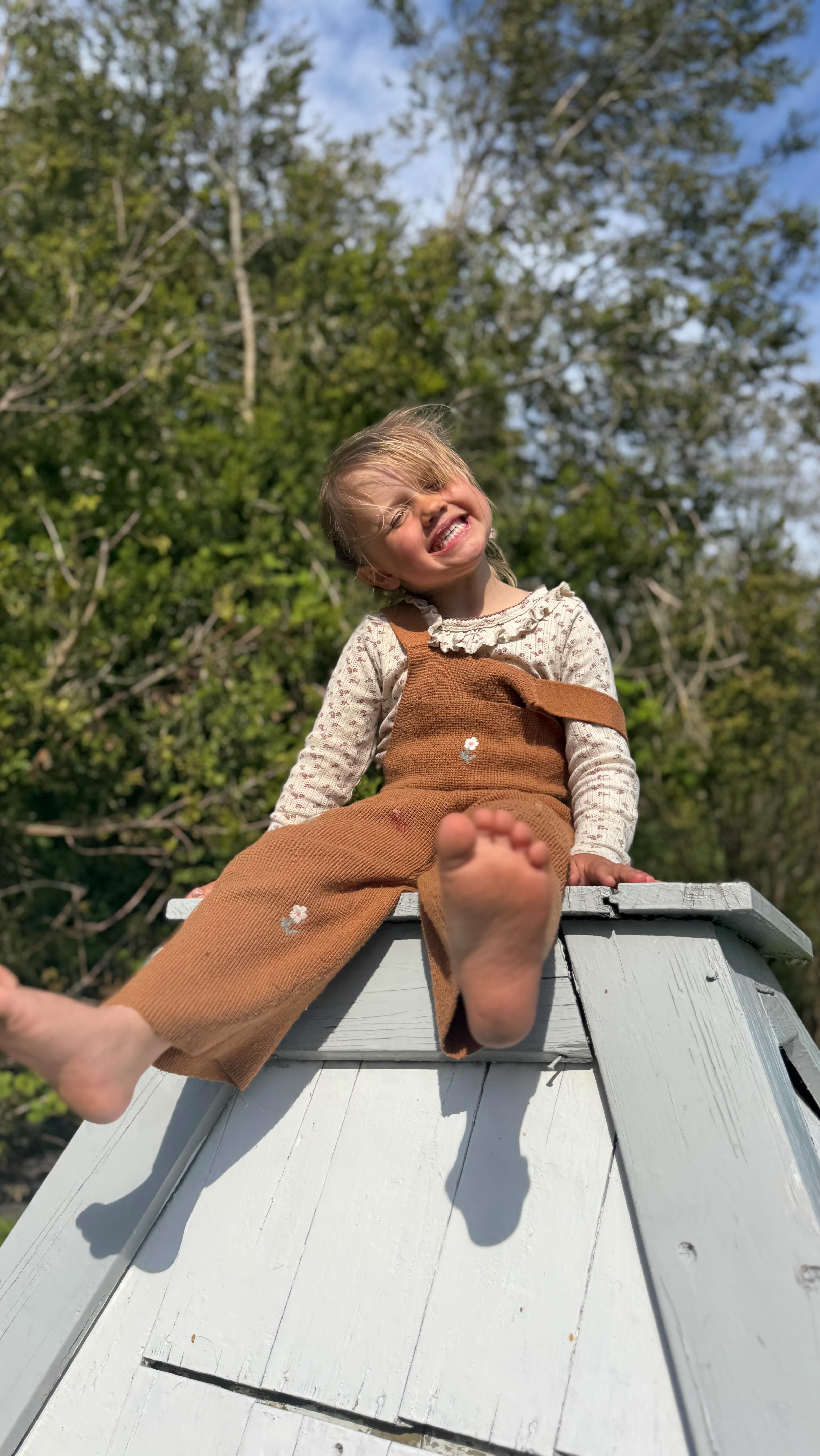 Instagram post by @tiril for A-DERMA. Caption reads: Reklame Luking, snekring, ski og leik i all slags....