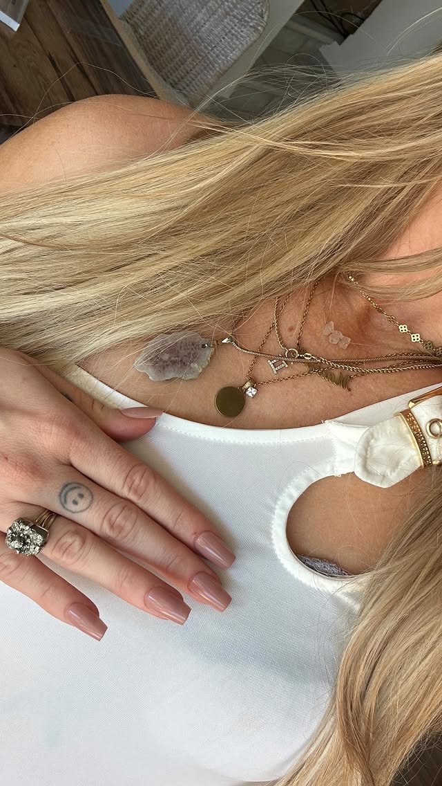 Instagram post by @emskopf for Doonails. Caption reads: Doo my nails with me 💅 EMELY15 für 15%....