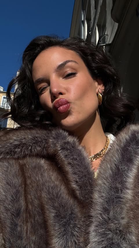 Instagram post by @jade_leboeuf for Grande Cosmetics. Caption reads: Holiday Glam Makeup

Produits utilisé:

DreamBeam....