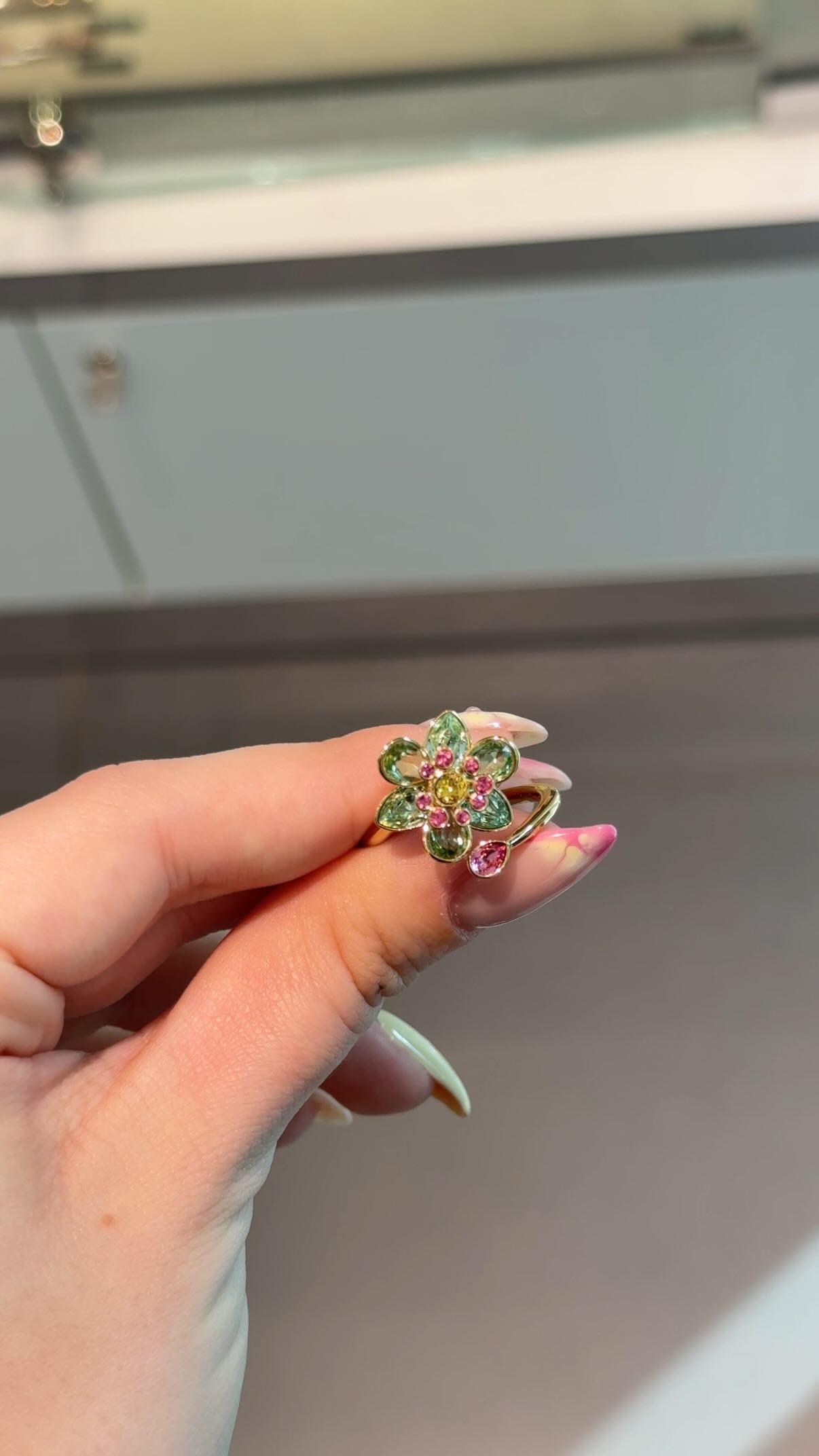 Instagram post by @elifozceliik for SWAROVSKI. Caption reads: Beraber @swarovski ‘de güzel bir mağaza turu....