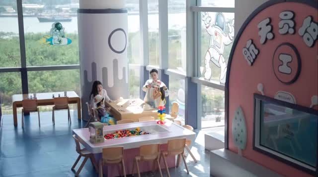 Instagram post by @amark.wang for Hilton Hotels & Resorts. Caption reads: wow在珠海希爾頓當爸爸的一天😄
#lifestyle #hilton#hotelhilton.