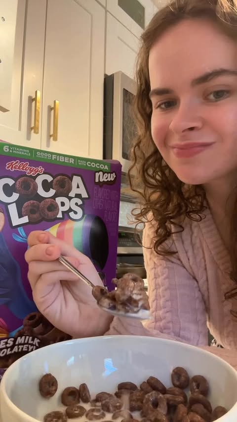 Instagram post by @theskimaskbarbie for Froot Loops. Caption reads: [...] yummy taste and crunchy texture 😋....