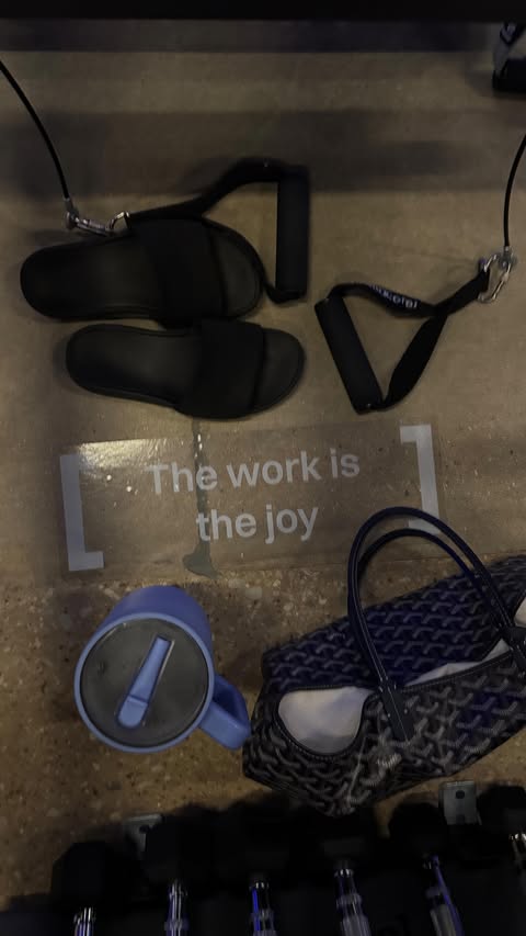 Instagram post by @abbysummerss for Kurt Geiger. Caption reads: Customize your dream bag in your favorite team’s....