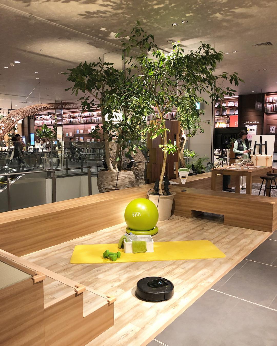 Instagram post by @amiagram for iRobot Japan. Caption reads: 娘の学校がお休みだったので
ルンバのイベントに行ってきました✨

実は動くルンバを見るのは初めて👀....